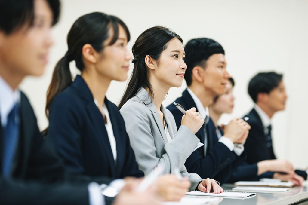 研修に取り組み若いエンジニア